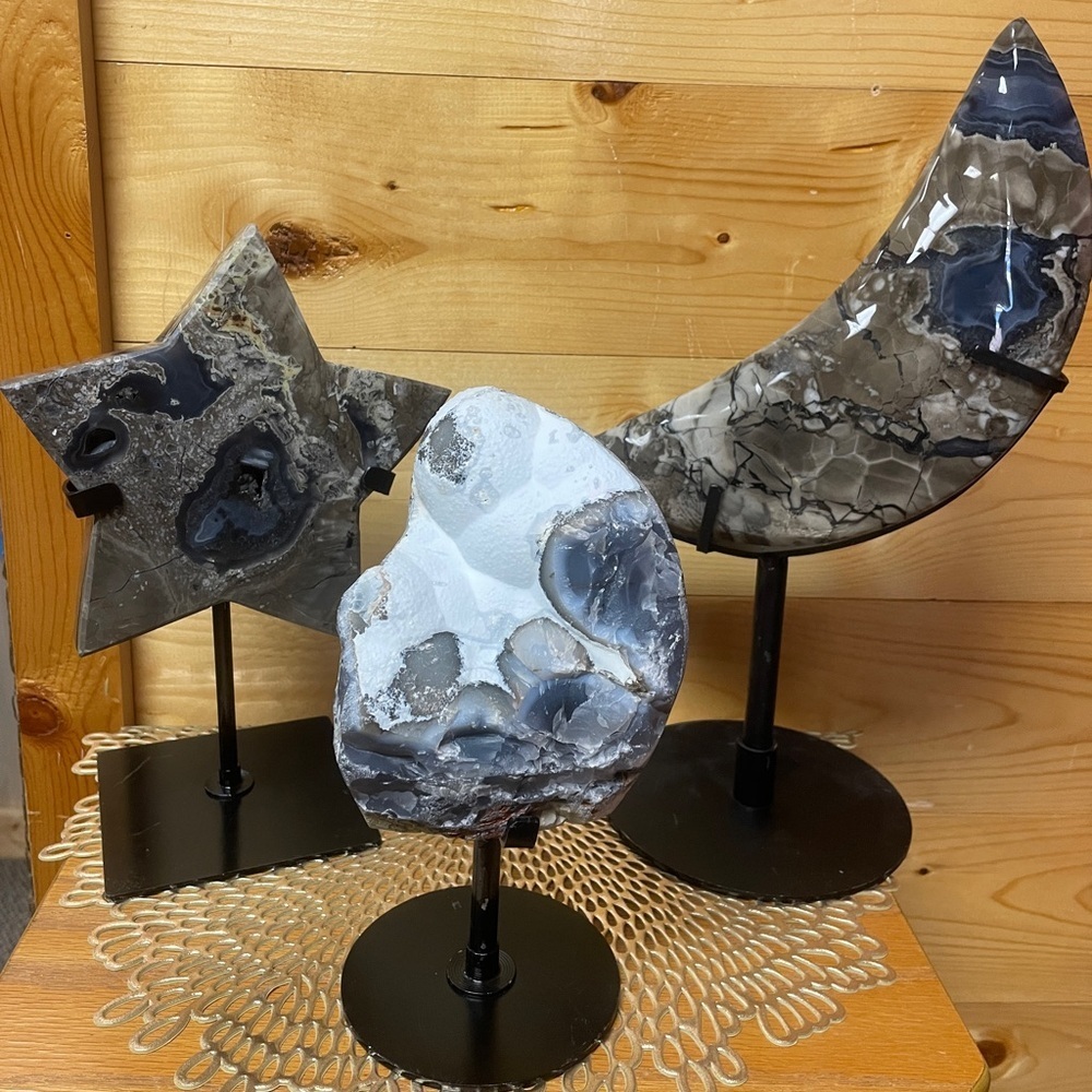 Elegant Blue and Gray Agate Sculpture - Picture 8 of 8